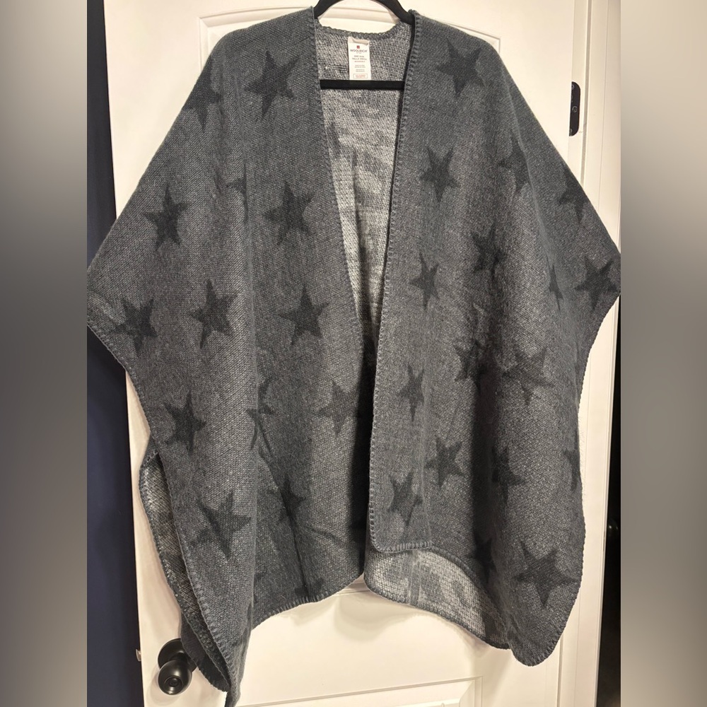 Women’s Woolrich Charcoal Gray-Black Stars/Camo Reversible Poncho Shawl O/S